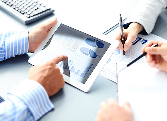 포토 JPG 해외이미지 손 비즈니스 회의 그래프 들기 신체부위 태블릿 펜 자료 터치 가리킴 잡기 보고서 문서 해외포토 모션 사람 손짓 전자제품 스마트기기 필기구 파일형식 이미지허브