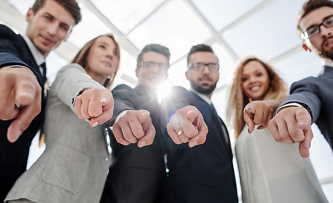 포토 JPG 해외이미지 서양인 여자 남자 로우앵글 협력 미소 정장 여러명 상반신 성인 빛 가리킴 비즈니스맨 비즈니스우먼 동료 성인만 해외포토 외국인 옷 뷰포인트 다수 비즈니스 관계 표정 사람 손짓 직장인 파일형식 이미지허브