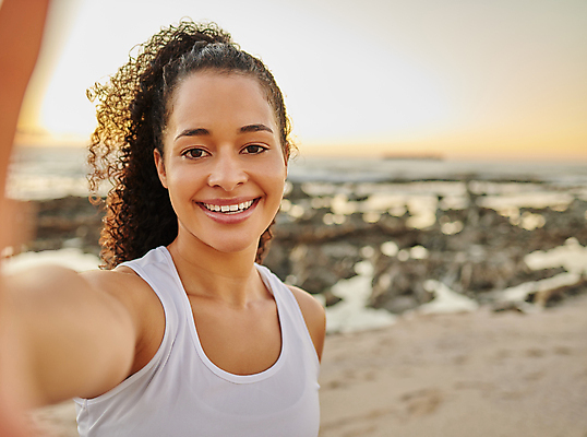 포토 JPG 해외이미지 주간 여자 한명 미소 상반신 20대 성인 해변 야외 앞모습 아웃포커스 소프트포커스 셀프카메라 성인여자한명만 해외포토 자연요소 1 바다 뷰포인트 촬영기법 표정 사람 청년 사진촬영 여자한명만 성인여자만 파일형식 이미지허브