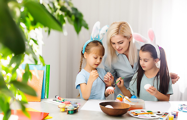 포토 JPG 해외이미지 여자 딸 어린이 백그라운드 가족 탁자 엄마 함께함 들기 상반신 앞모습 옆모습 장식 세명 페인트 물감 붓 그리기 팔레트 소프트포커스 그림 토끼머리띠 부활절계란 꾸미기 여자만 해외포토 뷰포인트 가구 컨셉 관계 모션 부활절 촬영기법 사람 계란 미술도구 머리띠 파일형식 이미지허브