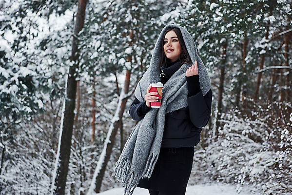 포토 JPG 해외이미지 주간 응시 여자 커피 겨울 한명 들기 상반신 성인 야외 옆모습 목도리 숄 성인여자한명만 해외포토 자연요소 1 시선 잡화 계절 음료 뷰포인트 모션 사람 여자한명만 성인여자만 파일형식 이미지허브