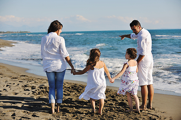 포토 JPG 해외이미지 주간 전신 백인 라이프스타일 응시 남자 딸 행복 어린이 바다 여행 가족 하늘 엄마 휴가 함께함 사랑 사람 성인 해변 야외 뒷모습 손잡기 기쁨 가리킴 아빠 해외포토 자연요소 서양인 시선 감정 뷰포인트 컨셉 관계 모션 손짓 생활 파일형식 이미지허브