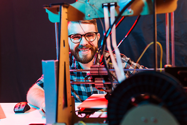 포토 JPG 해외이미지 남자 실내 한명 웃음 상반신 성인 앞모습 과학기술 작업 기술자 제조 인공 3D프린터 성인남자한명만 4차산업 해외포토 직업 1 산업 뷰포인트 기술 표정 사람 내부 인쇄기 남자한명만 성인남자만 파일형식 이미지허브