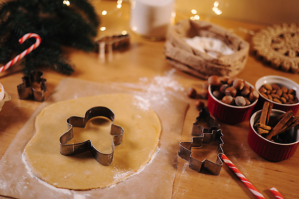 포토 JPG 해외이미지 모양 나무 전통 별 음식 크리스마스 겨울 가족 탁자 휴가 디저트 새해 주택 사람없음 장식 갈색 쿠키 주방 빵집 축하 눈송이 달콤 12월 굽기 카네이션 날것 밀가루 아몬드 생강 시나몬 제빵사 커터 페스츄리 핸드메이드 해외포토 자연요소 식물 직업 계절 기념일 꽃 빵 컬러 가구 컨셉 채소 관계 눈_날씨 건물 상점 견과류 날짜 맛 가루 구이 파일형식 이미지허브