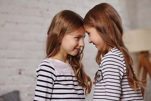 포토 JPG 해외이미지 백인 응시 여자 어린이 함께함 실내 상반신 두명 옆모습 아웃포커스 마주보기 자매 여동생 언니 이마맞대기 소녀만 해외포토 서양인 시선 뷰포인트 컨셉 가족 모션 촬영기법 사람 내부 동생 여자만 어린이만 얼굴맞대기 파일형식 이미지허브