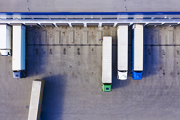 포토 JPG 해외이미지 산업 비즈니스 공장 교통시설 자동차 안테나 사람없음 야외 건물 문 화물 만 센터 상품 큼 창고 상업 수납 짐차 트레일러 물류 로딩 분배 수입 해외포토 건축물 육상교통 교통 통신 공업 운송업 크기 시설 파일형식 이미지허브