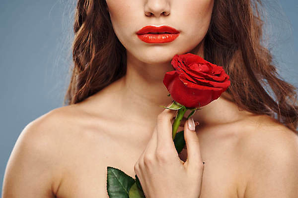 포토 JPG 해외이미지 백인 여자 포즈 한명 들기 상반신 성인 앞모습 화장 뷰티 장미 성인여자한명만 해외포토 서양인 1 꽃 뷰포인트 모션 사람 여자한명만 성인여자만 파일형식 이미지허브