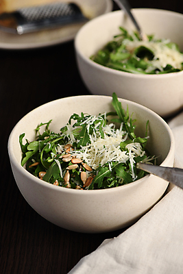 포토 JPG 해외이미지 검은배경 치즈 사람없음 아웃포커스 샐러드 건강식 루꼴라 해외포토 음식 백그라운드 채소 유제품 촬영기법 검은색 파일형식 이미지허브