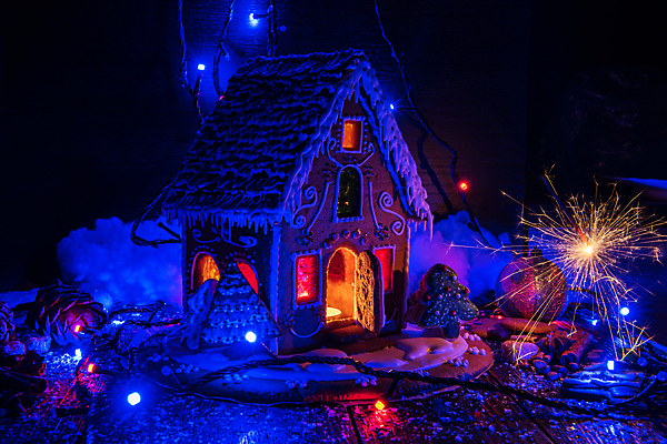 포토 JPG 해외이미지 크리스마스 실내 사람없음 빛 쿠키 어둠 과자집 스파클라 해외포토 기념일 디저트 폭죽 내부 파일형식 이미지허브