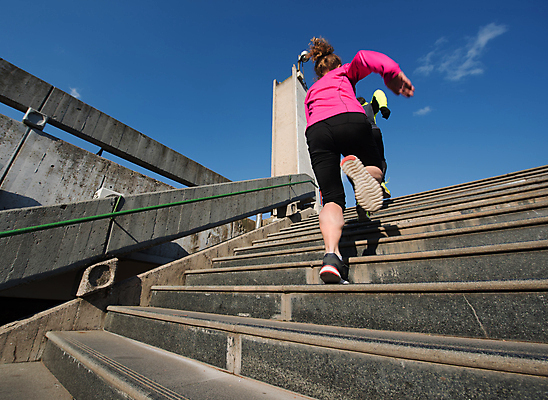 포토 JPG 해외이미지 전신 라이프스타일 여자 아침 건강 한명 성인 야외 뒷모습 운동복 달리기 조깅 계단 오르기 유산소운동 러닝 성인여자한명만 해외포토 주간 1 옷 뷰포인트 모션 사람 생활 운동 여자한명만 성인여자만 파일형식 이미지허브