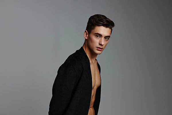 포토 JPG 해외이미지 백인 응시 남자 포즈 회색배경 실내 한명 정장 상반신 성인 옆모습 근육질 성인남자한명만 바디프로필 해외포토 서양인 1 시선 옷 뷰포인트 백그라운드 근육 사람 내부 헬스 회색 몸매 남자한명만 성인남자만 파일형식 이미지허브