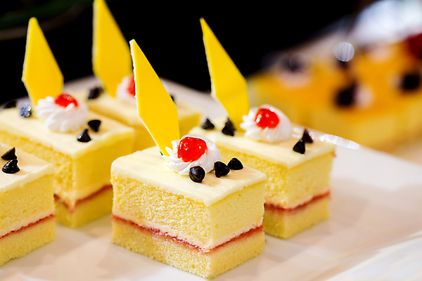 포토 JPG 해외이미지 접시 디자인 계절 음식 조각 백그라운드 오렌지 과일 부분 휴가 디저트 사람없음 장식 컬러풀 갈색 파티 케이크 초콜릿 놀람 빵집 흰색 축하 칵테일 생일 체리 재산 달콤 설탕 자르기 굽기 먹기 크림 상쾌 서리 반죽 복숭아 고립 쉬운 엘리먼트 해외포토 식기 기념일 감정 컬러 컨셉 모션 주류 표정 이벤트 금융 상점 맛 구이 파일형식 이미지허브