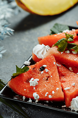 포토 JPG 해외이미지 접시 회색배경 수박 실내 그림자 사람없음 아웃포커스 달콤 수박씨 머랭 수박조각 제철과일 해외포토 식기 조각 백그라운드 과일 촬영기법 씨앗 내부 회색 맛 제철 파일형식 이미지허브