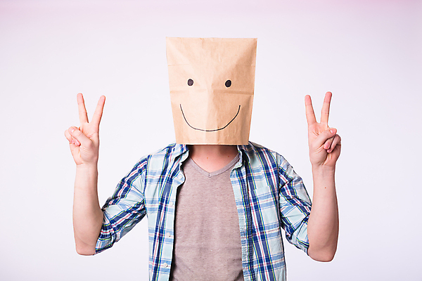 포토 JPG 해외이미지 남자 한명 상반신 성인 앞모습 종이봉투 브이 덮기 성인남자한명만 해외포토 1 뷰포인트 모션 봉투 사람 손짓 남자한명만 성인남자만 파일형식 이미지허브