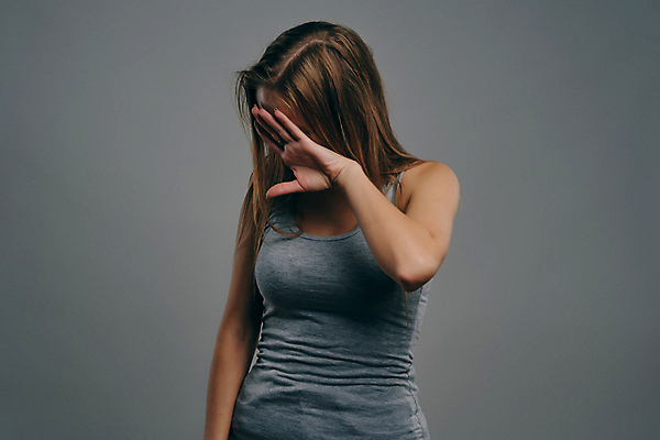 포토 JPG 해외이미지 여자 실내 한명 상반신 성인 앞모습 손들기 슬픔 좌절 얼굴가리기 우울감 성인여자한명만 해외포토 1 감정 뷰포인트 컨셉 모션 사람 내부 가림 여자한명만 성인여자만 파일형식 이미지허브