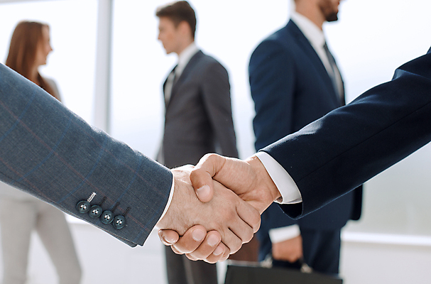 포토 JPG 해외이미지 손 여자 남자 비즈니스 협력 악수 실내 협상 상반신 성인 옆모습 아웃포커스 신체부위 세명 성인만 해외포토 뷰포인트 촬영기법 사람 손짓 내부 파일형식 이미지허브