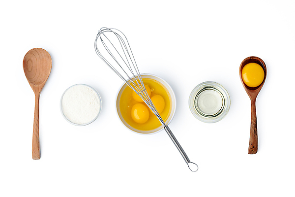 포토 JPG 해외이미지 실내 사람없음 계란 흰배경 밀가루 거품기 나무숟가락 나무주걱 날계란 해외포토 백그라운드 주방용품 내부 목재 알 숟가락 흰색 가루 주걱 파일형식 이미지허브