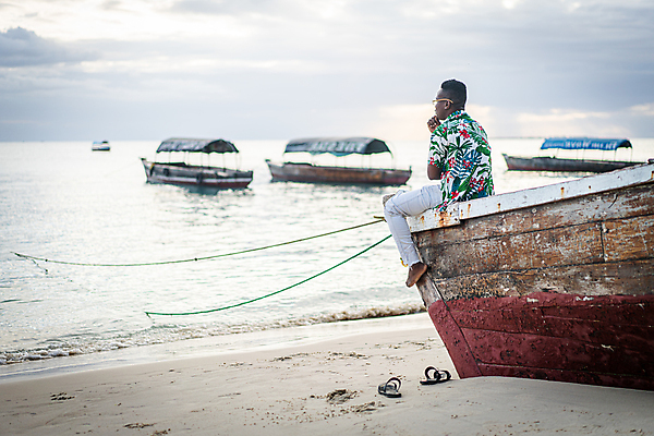 포토 JPG 해외이미지 1 라이프스타일 응시 남자 행복 바다 이어폰 백그라운드 아프리카 휴가 건강 사람 앉기 20대 성인 두명 물 30대 스마트폰 핸드폰 컬러풀 카메라 검은색 사진촬영 보트 사진사 낚시꾼 진짜 탄자니아 혼자 브라질사람 해외포토 자연요소 시선 감정 나라 컬러 음향기기 배_교통 모션 청년 생활 장년 전자제품 스마트기기 촬영 작가 파일형식 이미지허브