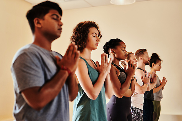 포토 JPG 해외이미지 여자 남자 요가 실내 여러명 상반신 20대 성인 옆모습 눈감음 요가복 손모으기 성인만 차분 해외포토 웰빙 뷰포인트 다수 컨셉 모션 사람 손짓 청년 내부 운동복 파일형식 이미지허브