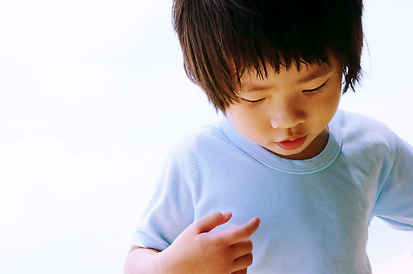 포토 JPG 해외이미지 남자 행복 아들 어린이 장난 하늘 한국 사랑 한명 웃음 사람 동양인 소년 야외 파란색 일본 중국 봄 흰색 걸음마 남동생 해외포토 1 계절 감정 아시아 컬러 가족 모션 표정 인종 동생 파일형식 이미지허브