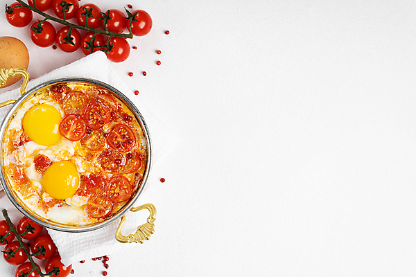 포토 JPG 해외이미지 방울토마토 서양음식 실내 사람없음 하이앵글 계란 흰배경 카피스페이스 에그인헬 해외포토 음식 뷰포인트 백그라운드 토마토 내부 알 공백 흰색 파일형식 이미지허브