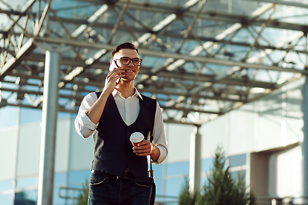 포토 JPG 해외이미지 직업 라이프스타일 응시 남자 안경 커피 음료 인터넷 가방 비즈니스 통신 창문 유리 모바일 노동자 거리 세포 대화 한명 서기 사람 야외 건물 노트북 스마트폰 핸드폰 걷기 고층빌딩 도시 조끼 비즈니스맨 센터 도심 연결 종업원 컨설턴트 테이크아웃 타운 염원 카피스페이스 해외포토 1 건축물 시선 잡화 모션 재질 말하기 빌딩 생활 전자제품 스마트기기 공백 외투 직장인 전문직 상담 파일형식 이미지허브