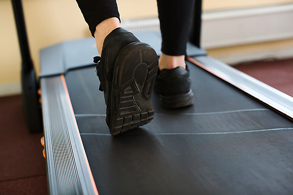 포토 JPG 해외이미지 백인 라이프스타일 남자 스포츠 포즈 운동화 신발 신체 모션 실내 건강 한명 사람 성인 운동복 달리기 조깅 운동 힘 기계 장비 연습 속도 클럽 체육관 근육질 런닝머신 추적 달리기선수 돌봄 양발 해외포토 서양인 1 옷 근육 내부 생활 운동기구 몸매 육상선수 파일형식 이미지허브