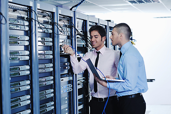 포토 JPG 해외이미지 남자 실내 관리 들기 상반신 성인 두명 앞모습 옆모습 노트북 자료 전선 잡기 비즈니스맨 센터 시스템 서버 서버실 성인남자만 해외포토 뷰포인트 비즈니스 모션 사람 내부 전자제품 직장인 남자만 성인만 파일형식 이미지허브