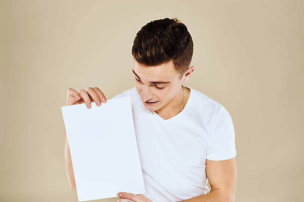 포토 JPG 해외이미지 서양인 남자 종이 프레임 한명 들기 상반신 성인 앞모습 사각형 집중 보여주기 주목 성인남자한명만 내려보기 해외포토 도형 외국인 1 뷰포인트 컨셉 모션 사람 남자한명만 성인남자만 파일형식 이미지허브