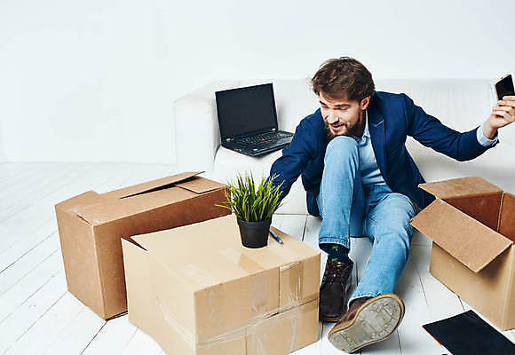 포토 JPG 해외이미지 전신 백인 남자 실내 한명 들기 앉기 성인 앞모습 상자 소파 비즈니스맨 이사 이삿짐 짐싸기 성인남자한명만 해외포토 서양인 1 뷰포인트 의자 비즈니스 모션 사람 내부 직장인 남자한명만 성인남자만 파일형식 이미지허브