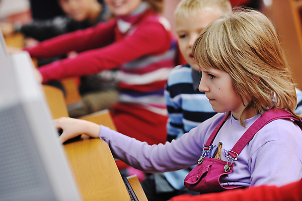 포토 JPG 해외이미지 여자 교육 남자 행복 어린이 의자 교실 학교 수업 함께함 사람 앉기 소년 친구 학습 스터디 컴퓨터 교사 가르침 그룹 책상 어린이만 해외포토 직업 감정 가구 컨셉 관계 모션 전자제품 파일형식 이미지허브