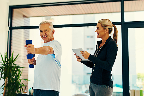 포토 JPG 해외이미지 여자 노년 남자 화초 창문 들기 상반신 성인 두명 옆모습 운동복 태블릿 운동 아령 도움 체육관 트레이너 손뻗기 물리치료사 재활 해외포토 식물 옷 뷰포인트 컨셉 모션 건강 사람 치료 전자제품 스마트기기 헬스 치료사 파일형식 이미지허브