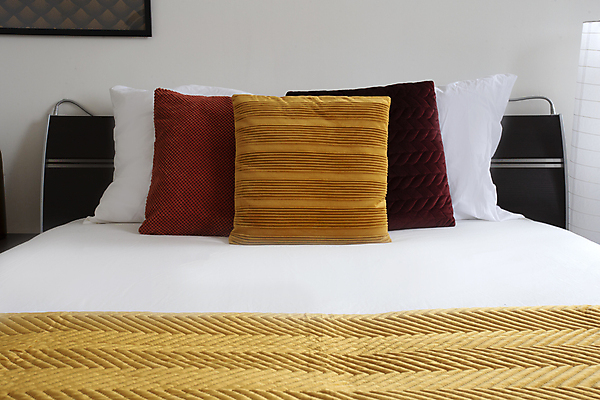 포토 JPG 해외이미지 디자인 여행 가구 쿠션 창문 베개 침구 호텔 아침 휴가 휴식 아파트 주택 실내 사람없음 내부 장식 빛 침실 방 흰색 침대 램프 직물 잠 고급 담요 천 휴양지 질감 부드러움 시트 리빙 여관 매트리스 스타일 안락 해외포토 주간 컬러 생활용품 컨셉 숙소 조명 건물 장소 감각 파일형식 이미지허브