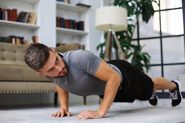 포토 JPG 해외이미지 전신 백인 라이프스타일 응시 남자 실내 한명 성인 옆모습 운동복 팔굽혀펴기 성인남자한명만 홈트레이닝 해외포토 서양인 1 시선 옷 뷰포인트 사람 내부 생활 운동 남자한명만 성인남자만 파일형식 이미지허브