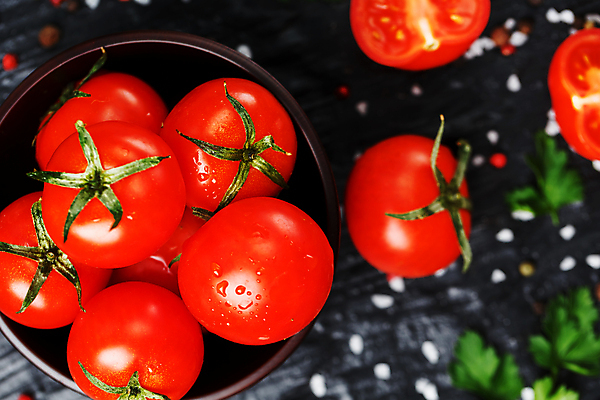 포토 JPG 해외이미지 그릇 토마토 방울토마토 검은배경 실내 사람없음 하이앵글 담기 소금 해외포토 식기 뷰포인트 백그라운드 채소 모션 내부 검은색 파일형식 이미지허브