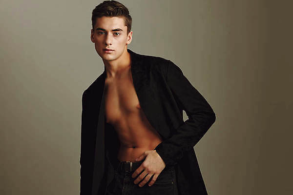 포토 JPG 해외이미지 백인 응시 남자 포즈 실내 한명 정장 상반신 성인 앞모습 근육질 성인남자한명만 갈색배경 바디프로필 해외포토 서양인 1 시선 옷 뷰포인트 백그라운드 근육 사람 내부 갈색 헬스 몸매 남자한명만 성인남자만 파일형식 이미지허브