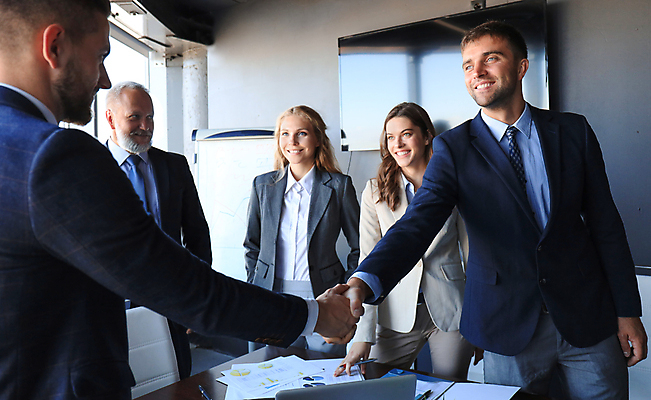 포토 JPG 해외이미지 서양인 여자 남자 회사 악수 정장 여러명 상반신 성인 앞모습 옆모습 비즈니스맨 비즈니스우먼 문서 성인만 해외포토 외국인 옷 뷰포인트 다수 비즈니스 사람 손짓 직장인 파일형식 이미지허브