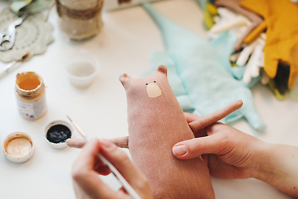 포토 JPG 해외이미지 동물 손 디자인 인형 곰 아이디어 직장 창조 선물 미술 취미 사람없음 장식 장난감 페인트 기쁨 도구 공구 잡기 붓 그리기 디자이너 천 묘사 만들기 예술가 부드러움 주인 수공예 방법 핸드메이드 해외포토 직업 감정 컨셉 회사 포유류 모션 문화예술 신체부위 직물 감각 공예 파일형식 이미지허브
