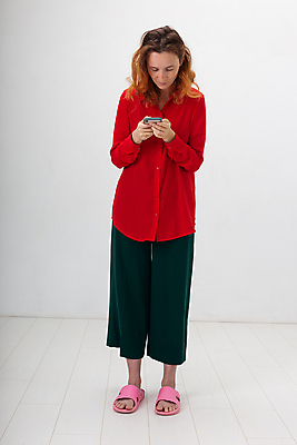 포토 JPG 해외이미지 백인 학생 라이프스타일 긴머리 여자 분홍색 백그라운드 셔츠 인터넷 텍스트 통신 모바일 실내 한명 서기 사람 성인 빨간색 스마트폰 핸드폰 흰색 타이핑 잡기 메시지 무선전화기 검색 문자메시지 셀룰러 해외포토 서양인 1 헤어스타일 컬러 상의 모션 내부 생활 전자제품 스마트기기 전화기 파일형식 이미지허브