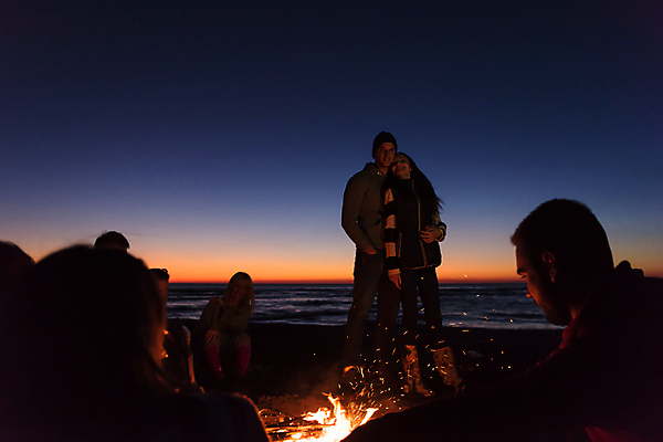 포토 JPG 해외이미지 전신 커플 여자 남자 실루엣 밤하늘 서기 여러명 상반신 성인 해변 야외 앞모습 옆모습 어둠 캠핑 야간 모닥불 성인만 해외포토 자연요소 바다 뷰포인트 다수 관계 모션 하늘 불 레저 촬영기법 사람 파일형식 이미지허브