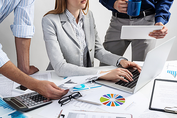 포토 JPG 해외이미지 여자 남자 비즈니스 회의 협력 실내 들기 상반신 성인 앞모습 옆모습 세명 노트북 하반신 타이핑 업무 비즈니스맨 비즈니스우먼 동료 문서 성인만 해외포토 뷰포인트 관계 모션 사람 내부 전자제품 작업 직장인 파일형식 이미지허브