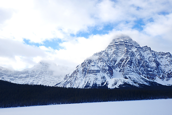 포토 JPG 해외이미지 공원 도로 여행 캐나다 겨울 자연 하늘 산 사람없음 파란색 얼음 흰색 소나무 황무지 장면 밴프 앨버타 전국 절정 로키산맥 해외포토 자연요소 나무 계절 공공시설 길 컬러 북아메리카 교통시설 생태계 파일형식 이미지허브