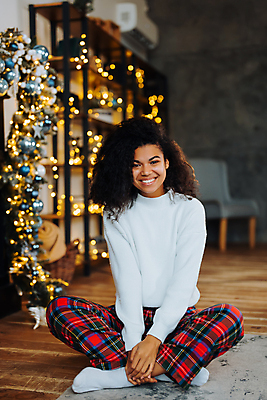 포토 JPG 해외이미지 헤어스타일 응시 행복 바닥 주택 실내 한명 미소 사람 앉기 빛 믿음 표현 자신감 스웨터 스마트 팔 해외포토 1 시선 감정 컨셉 상의 모션 표정 내부 건물 신체부위 파일형식 이미지허브