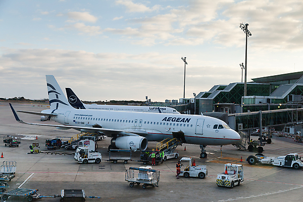 포토 JPG 해외이미지 주간 하늘 비행기 사람없음 야외 공항 해외포토 자연요소 항공교통 교통시설 대중교통 파일형식 이미지허브