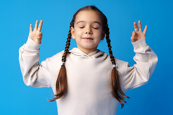 포토 JPG 해외이미지 서양인 여자 어린이 팔벌리기 땋은머리 실내 한명 손짓 상반신 앞모습 손들기 눈감음 파란배경 소녀한명만 해외포토 외국인 1 헤어스타일 뷰포인트 백그라운드 모션 사람 내부 파란색 여자한명만 소녀만 파일형식 이미지허브