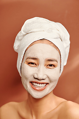 포토 JPG 해외이미지 응시 여자 실내 두건 한명 웃음 동양인 상반신 성인 앞모습 수건 뷰티 피부관리 팩 머드팩 성인여자한명만 갈색배경 해외포토 1 시선 뷰포인트 백그라운드 표정 사람 인종 내부 위생용품 갈색 화장품 여자한명만 성인여자만 파일형식 이미지허브