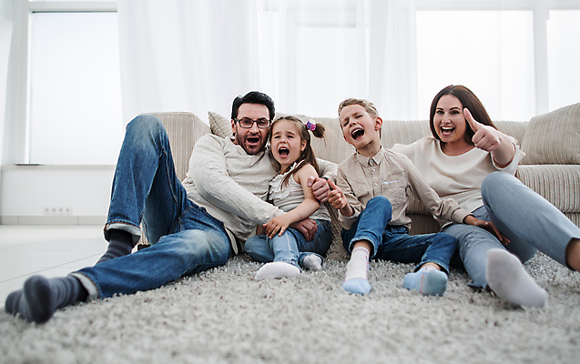포토 JPG 해외이미지 전신 백인 라이프스타일 디자인 여자 남자 딸 행복 아들 어린이 거실 가족 안기 엄마 함께함 실내 앉기 소년 여러명 성인 앞모습 옆모습 소파 카펫 기쁨 방 해외포토 서양인 감정 뷰포인트 다수 컨셉 의자 관계 모션 사람 내부 생활 파일형식 이미지허브