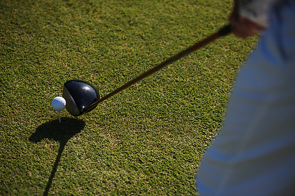 포토 JPG 해외이미지 주간 골프 골프공 그림자 잔디 야외 신체부위 골프채 잡기 준비자세 골프티 해외포토 자연요소 식물 포즈 공 모션 골프용품 사람 구기 준비 파일형식 이미지허브