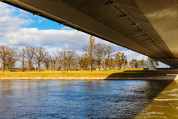 포토 JPG 해외이미지 나무 유럽 산업 벽 건축양식 자연 하늘 사람없음 건물 물 빛 강 기둥 도시 업무 고속도로 센터 아래 시멘트 지하 폴란드 개발 브로츠와프 콘크리트 해외포토 자연요소 식물 건축물 건축 나라 도로 작업 방향 생태계 위치 파일형식 이미지허브