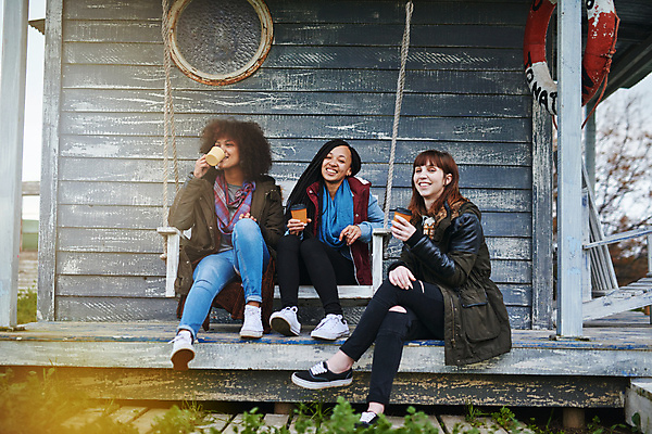 포토 JPG 해외이미지 주간 전신 라이프스타일 응시 여자 행복 여유 커피 의자 함께함 미소 앉기 20대 성인 야외 앞모습 옆모습 컵 세명 친구 우정 마시기 잡기 그룹 차 해외포토 자연요소 식기 시선 감정 음료 뷰포인트 가구 컨셉 관계 모션 표정 사람 청년 생활 파일형식 이미지허브